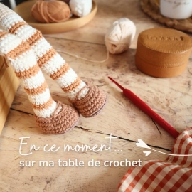 En ce moment, je travaille dans l'ombre...

Il n'y a pas toujours de nouveautés à montrer.

Parfois les journées sont consacrées à préparer les kits, répondre aux messages, rédiger des patrons ou imaginer les futurs projets.

C'est moins attrayant à poster ici, mais c'est aussi une grande partie de mon quotidien de créatrice crochet.

> Et croyez moi, j'ai autant hâte que vous de vous dévoiler ma nouvelle création !!